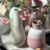 5 Väschen bauchig auf Tablett aus Keramik mehrfarbig...